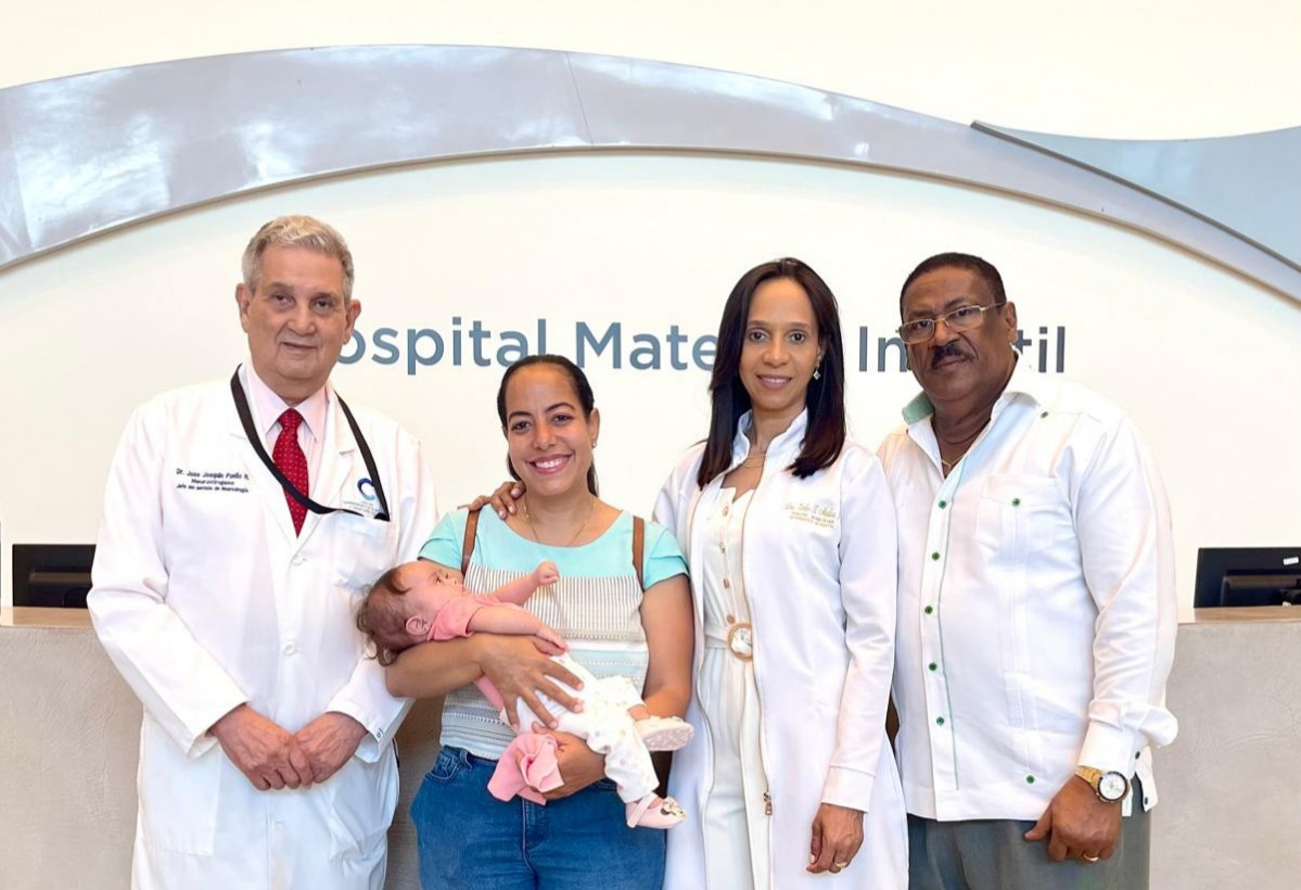 Jose Joaquin Puello Herrera Evelin K. Medina Feliz y Edisson Feliz Feliz junto a madre de infane beneficiada en programa de ayuda a ninos con cardiopatias congenitas Foto SNS